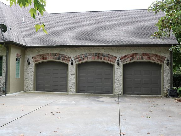 spacious 3 car garage
