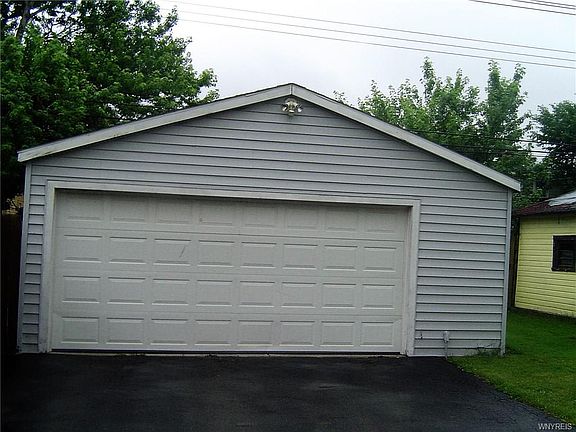 3rd image of 133 Hewitt Ave