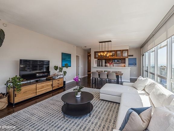 4th image of 1629 S Prairie Ave Unit 2106