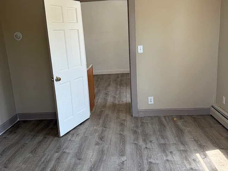 635 Fall River Ave #3B — Photo 1