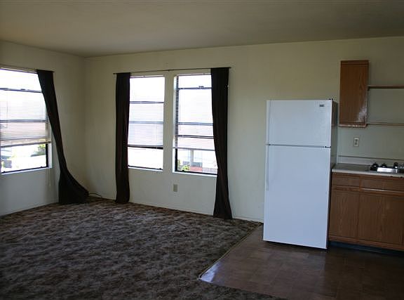 1004 D ST # B Kitchen / Living