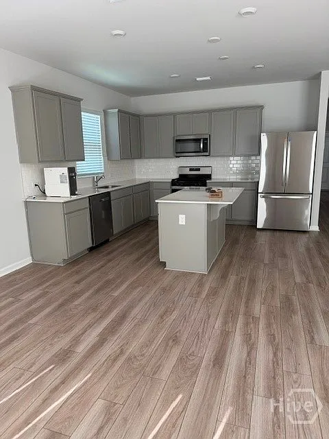 5 bed, 3.0 bath, 2518 sqft, $2,800 — Photo 2