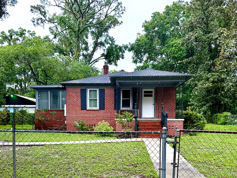 962 Stark St — Photo 1
