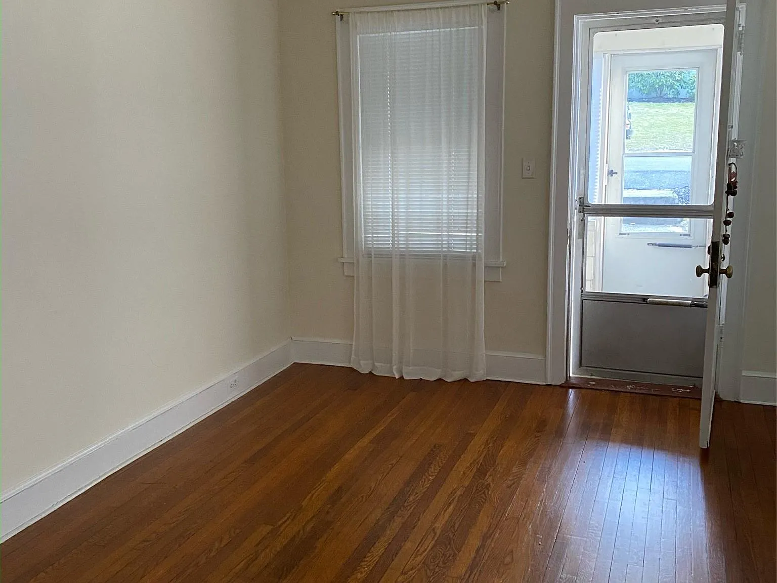3 bed, 1.0 bath, 900 sqft, $3,800 — Photo 2