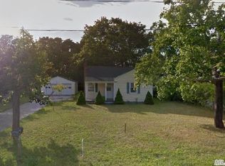 25 Maple St, Westhampton Beach, NY 11978