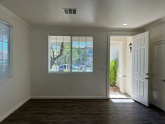 3 bed, 1400 sqft, $2,000 — Photo 2
