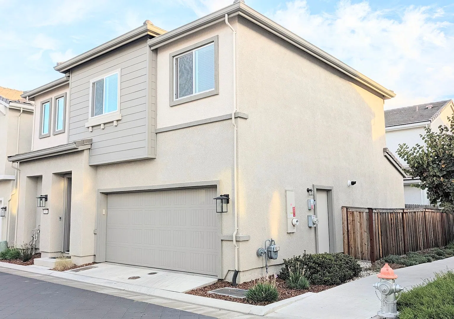 Beautifully maintained 3-bedroom, 2.5-bath, 1,784 sq ft in Sacramento — Photo 2