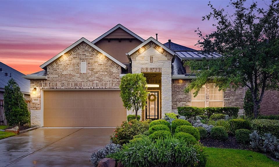 Welcome to 3713 Pinewood Bend Lane in the Master Planned Community of Falls at Imperial Oaks.