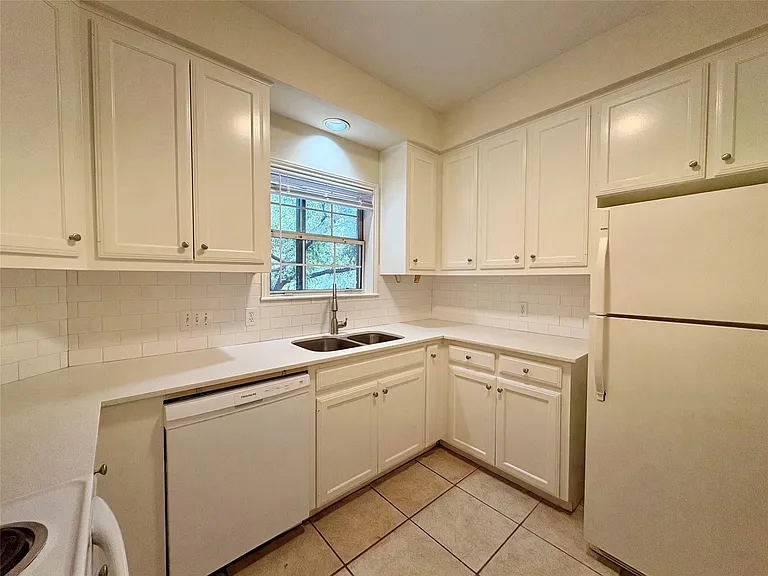 2100 San Gabriel St #104 — Photo 3