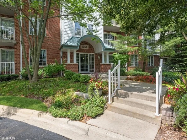 541 Hough St APT 101, Barrington, IL 60010