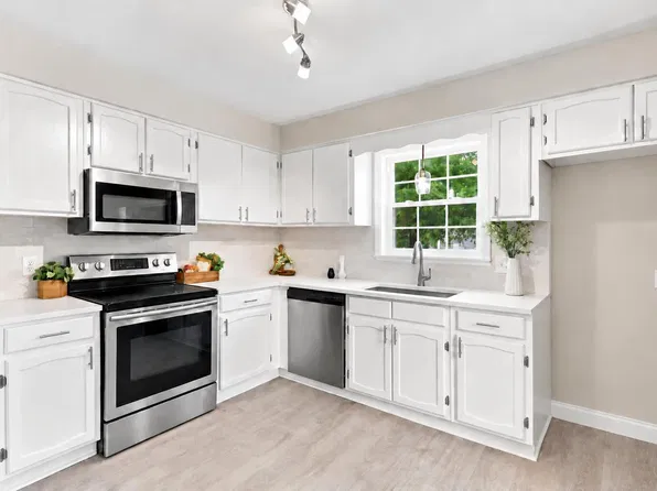 305 N 1st St, Broadway, NC 27505