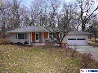 8221 N Ridge Dr, Omaha, NE 68112