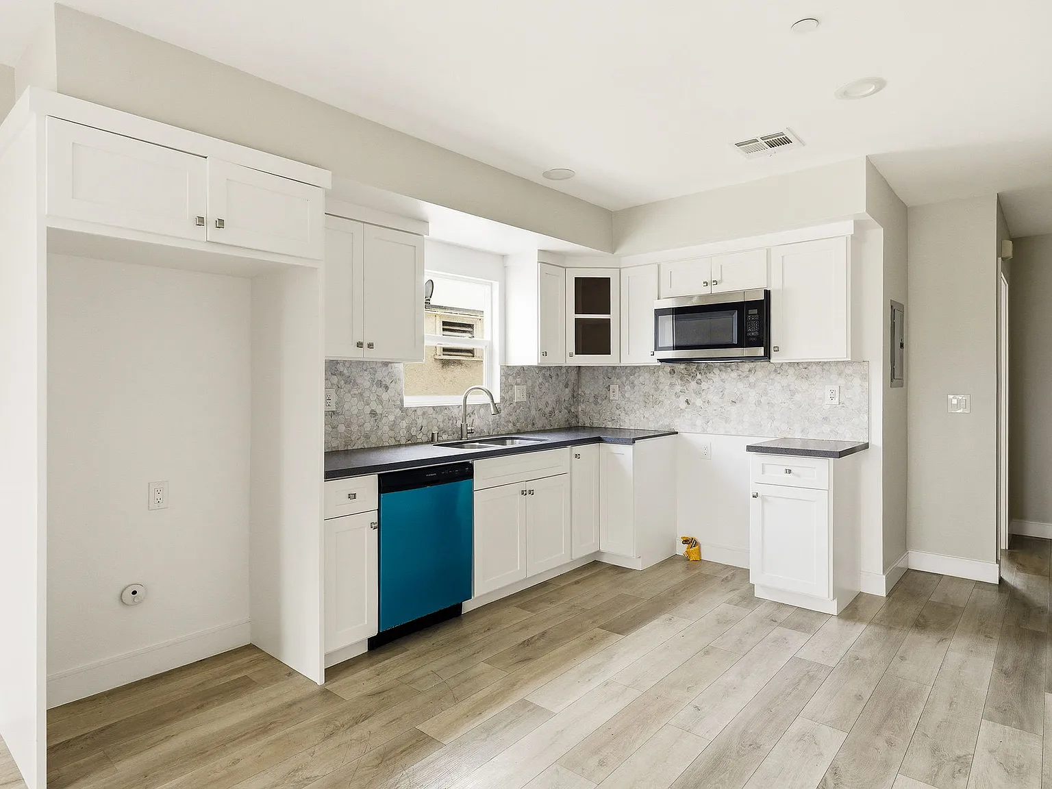5 bed, 1950 sqft, $3,950 — Photo 4