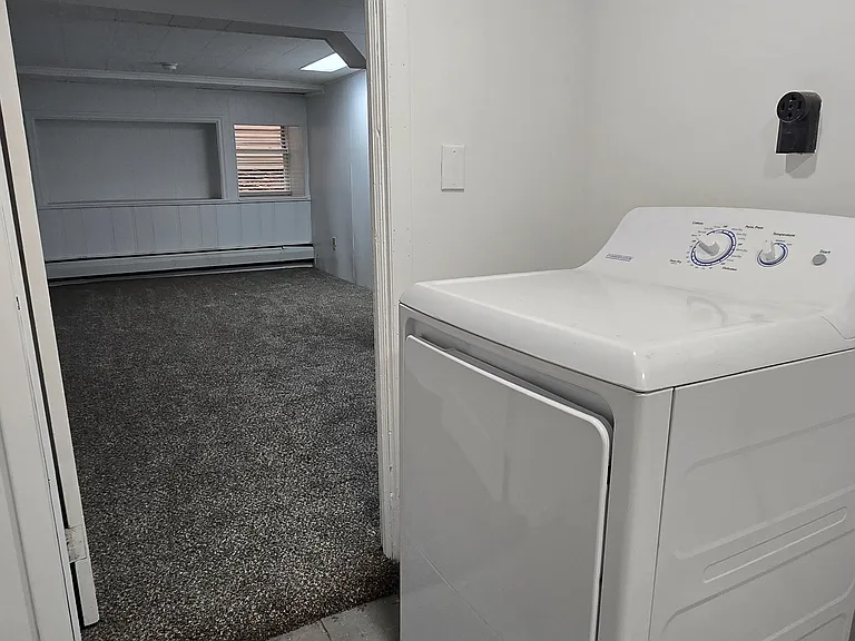 Laundry (Washer/dryer included)