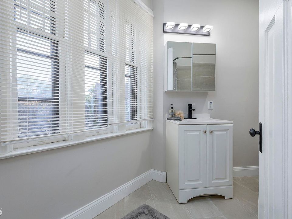 8129 E Lafayette St, photo 24