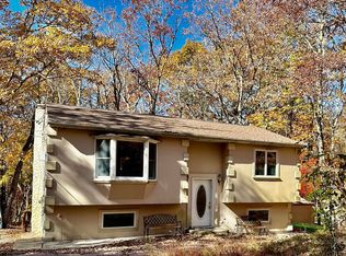 107 Surrey Dr, Hawley, PA 18428