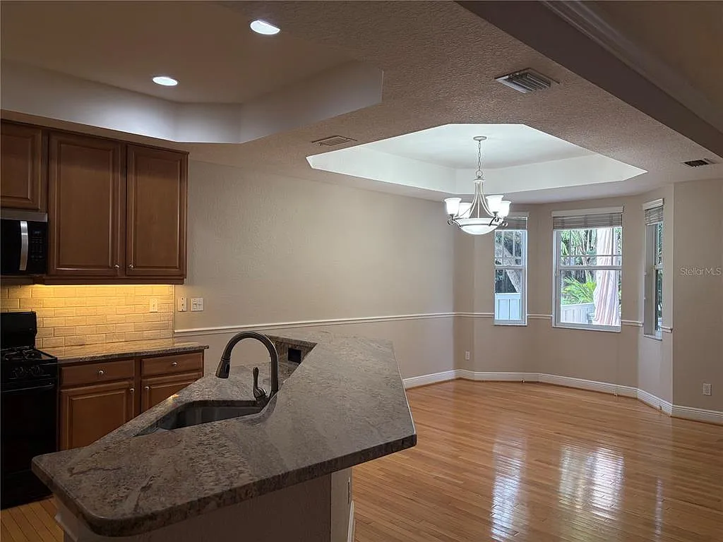 3 bed, 2.5 bath, 2348 sqft, $3,700 — Photo 2