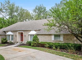 4048 NW Claymont Dr, Kansas City, MO 64116