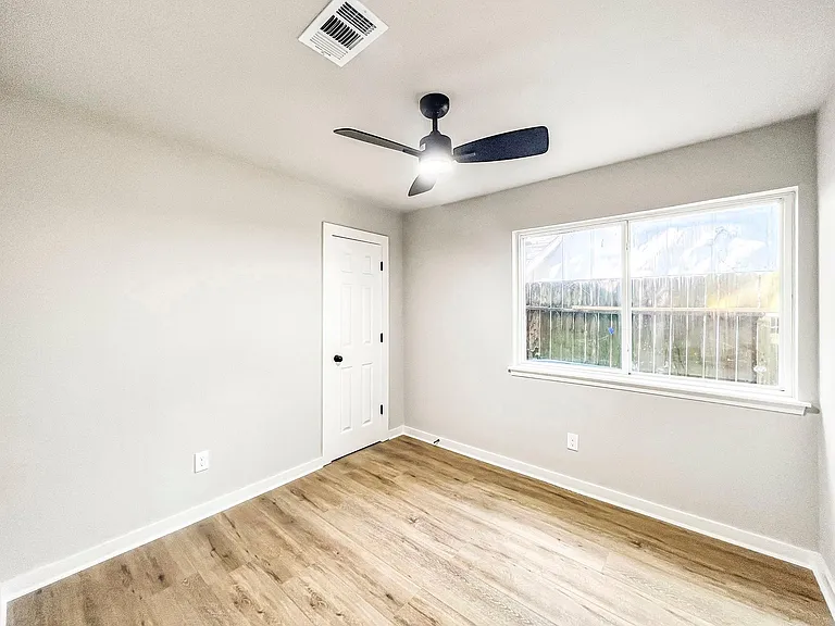 23207 Naples Dr — Photo 14