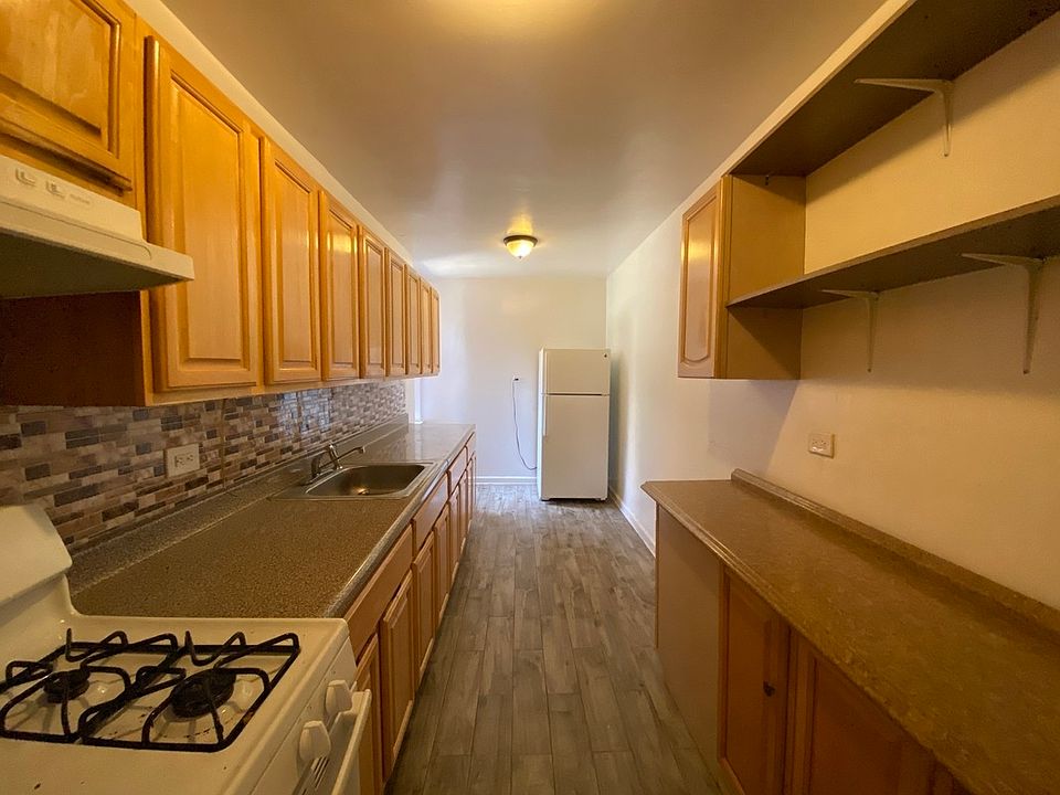 1st image of 140-55 Burden Cres #2LL