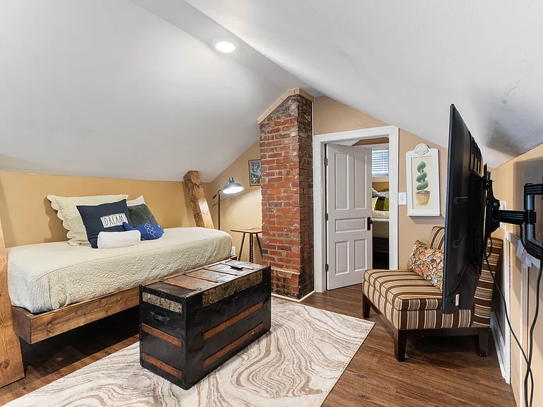 Landon's Room in the walk-up attic at Hunsucker's Place features two twin memory foam beds, a Smart TV, and a cozy ambiance. This charming space offers comfort and privacy, all just minutes from Downtown Greensboro and Cone Health Hospital.