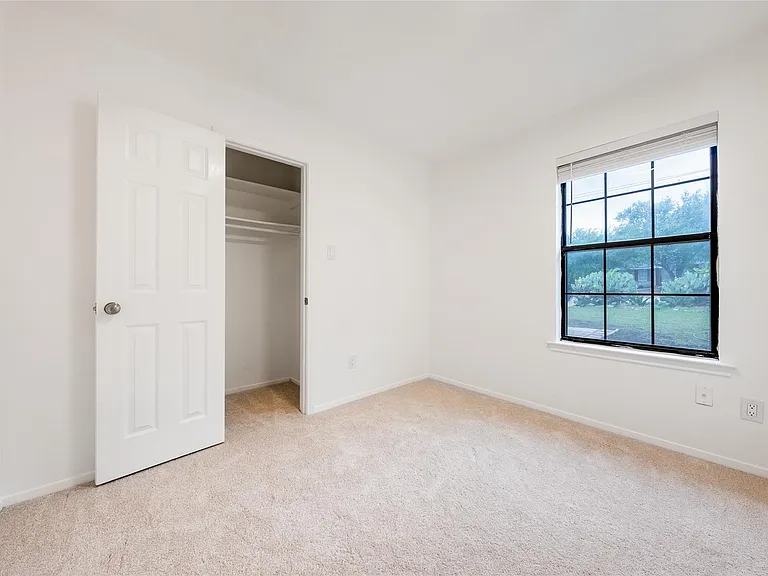 1702 Ireland Dr — Photo 17