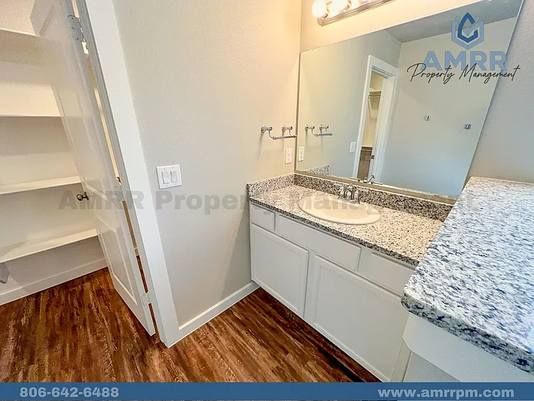 2030 Kenwood Ave — Photo 16