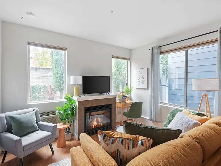 NW Davis St — Photo 1