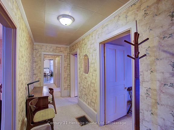 5th image of 152 Countess St N