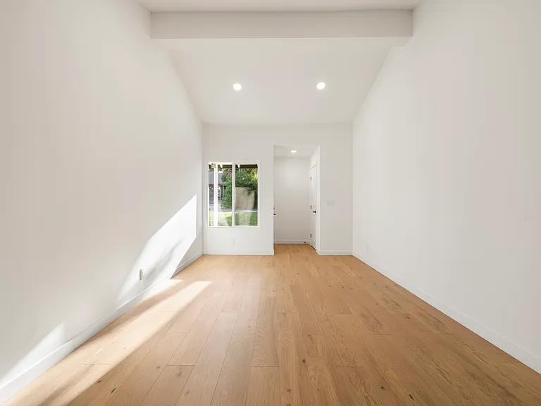 5550 E Knoll Dr — Photo 3