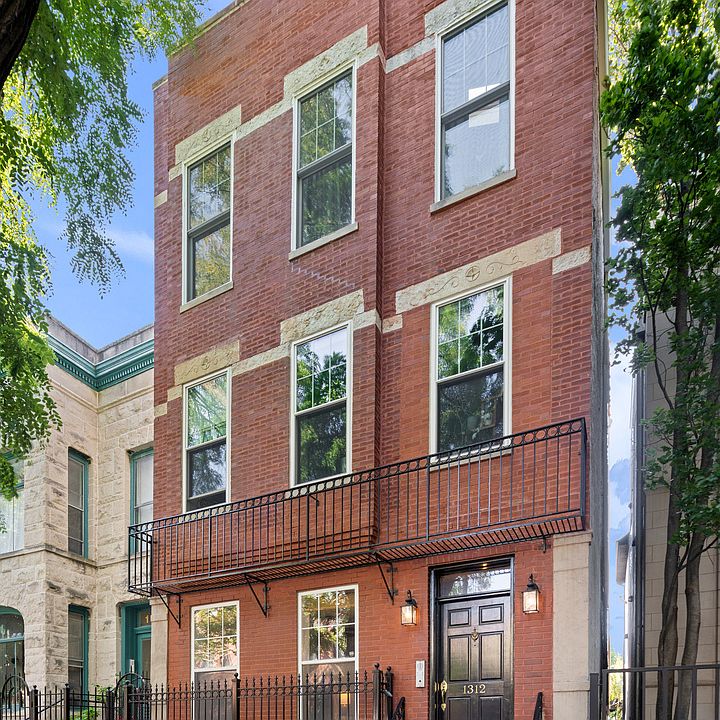 1st image of 1312 N Leavitt St APT 1