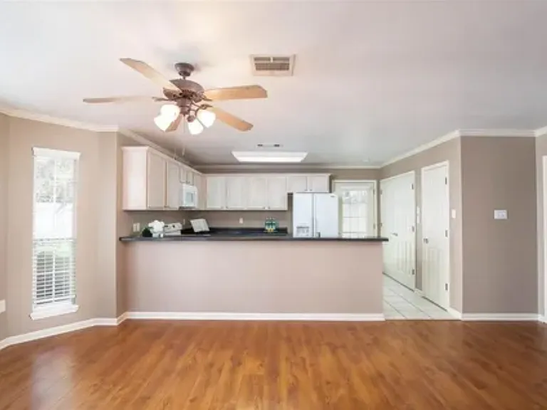545 Versailles Blvd #A — Photo 4