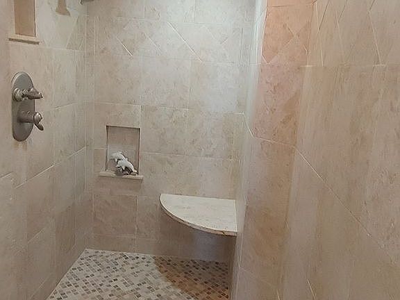 Walk in double shower,3 fullbaths