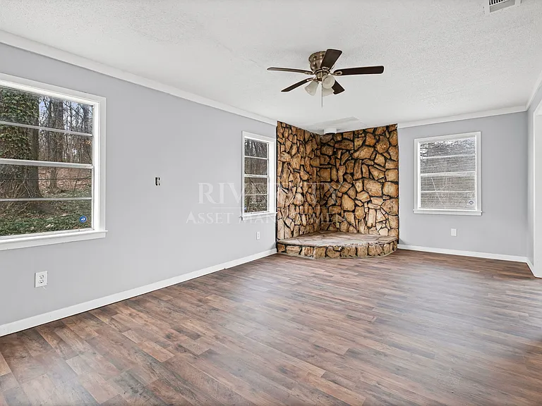 2185 Slocum Ave — Photo 7
