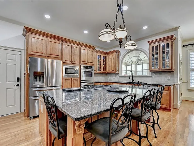 8910 Pinehurst Cv — Photo 33