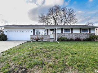 1153 E Brookview Ln, Peoria, IL 61615