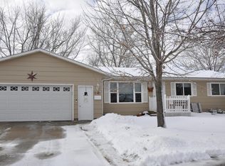 647 Appletree Ln, Moorhead, MN 56560