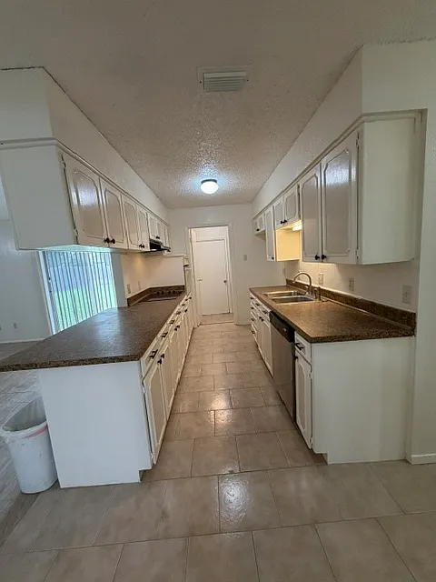 3 bed, 1591 sqft, $2,100 — Photo 2