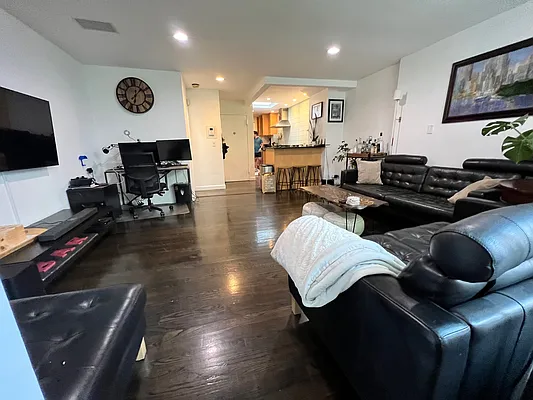 Rented by One New York Realty Inc | media 4