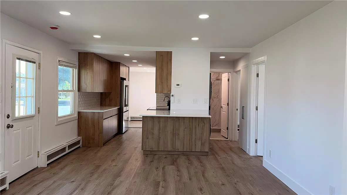 3 bed, 1.0 bath, 1008 sqft, $2,600 — Photo 3