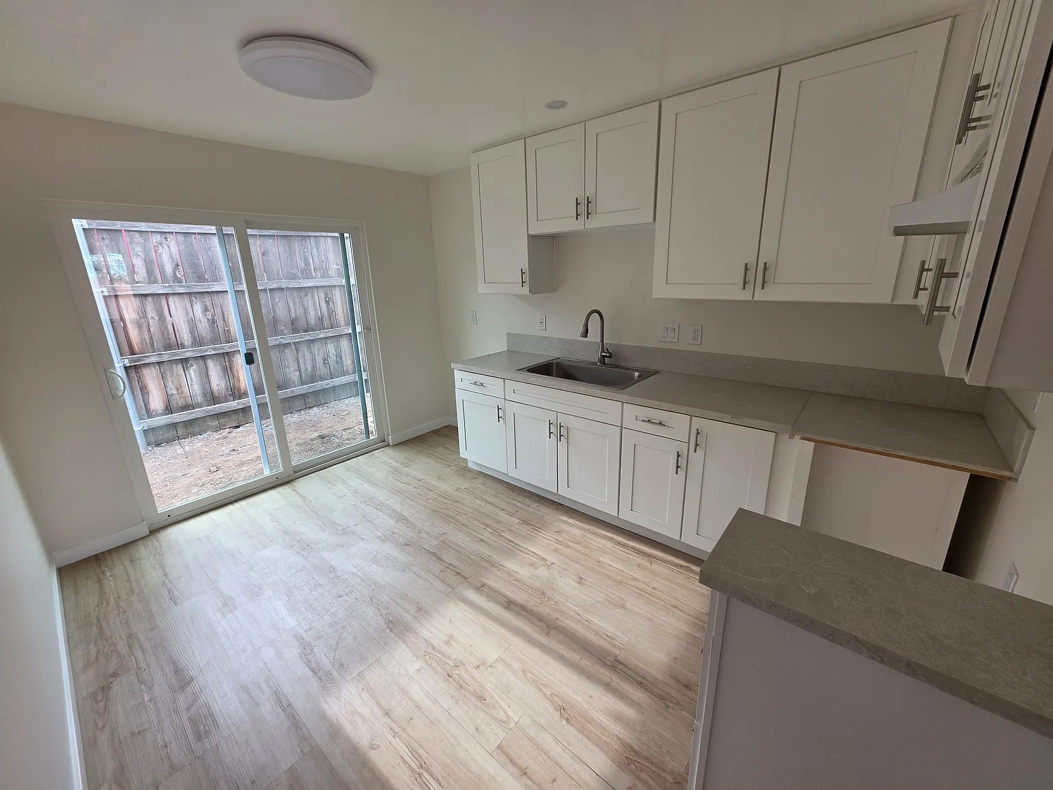 2 bed, 950 sqft, $2,400 — Photo 1
