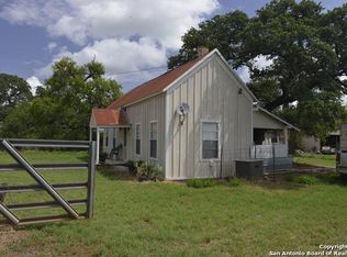 489 County Road 144, Floresville, TX 78114
