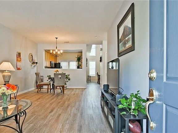 3rd image of 2384 Suwanee Pointe Dr