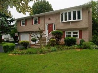 2477 Rosewood Dr, Bethlehem, PA 18017