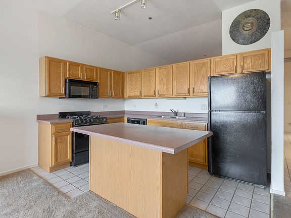 3rd image of 1000 E 53rd St Unit 523