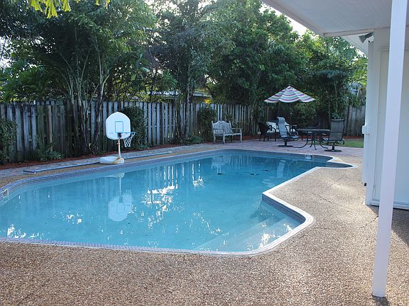 4th image of 808 SE 14th St