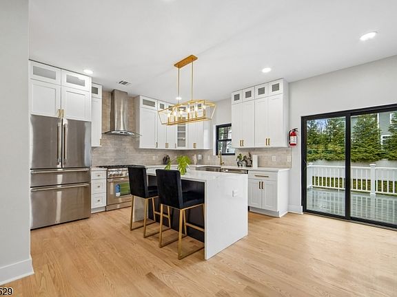 4th image of 111 N Summit Ave