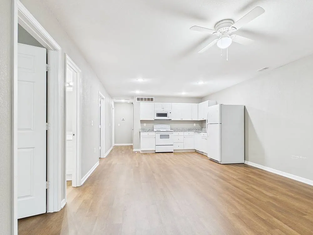 3 bed, 1080 sqft, $1,400 — Photo 2