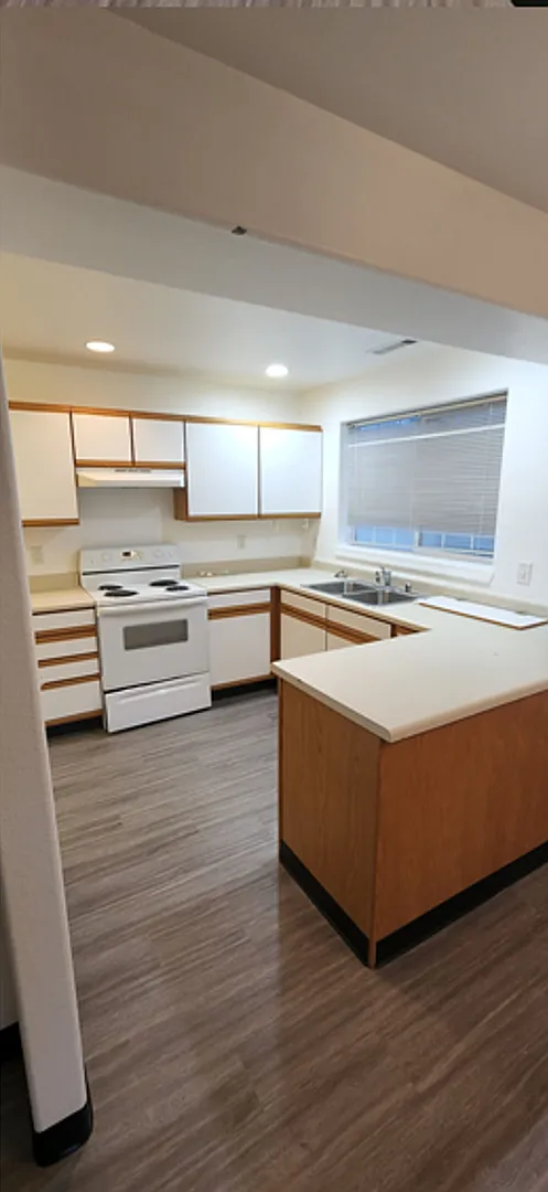 Townhouse conveniently located to MSU & downtown — Photo 3