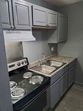 4th image of 1425 N Yosemite St #16